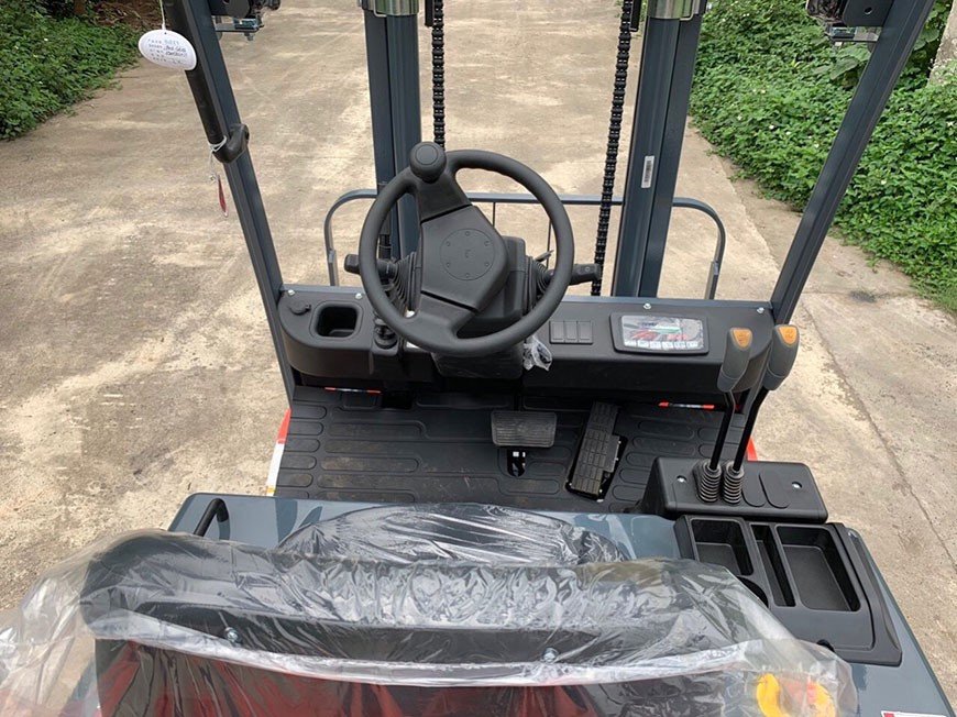 Cabin xe nâng điện lithium với không gian rộng rãi và điều khiển điện tử