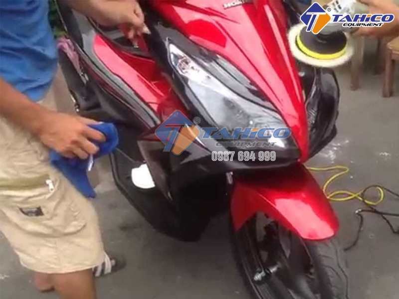 Các bước chuẩn bị dụng cụ và hợp chất đánh bóng xe máy