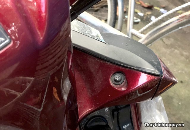 Các bước tháo mặt nạ để tìm bình ắc quy trên xe Vision