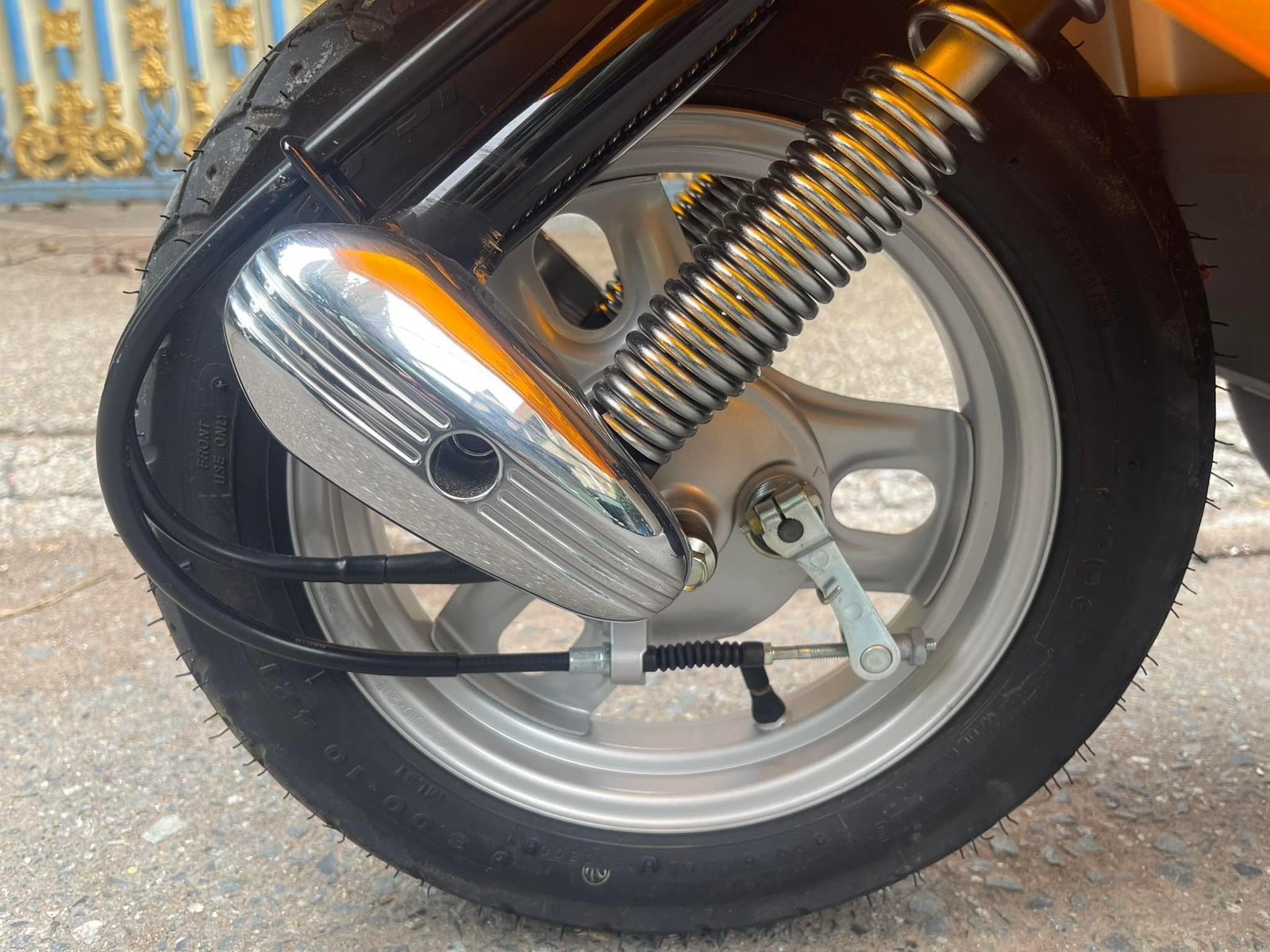 Các chi tiết kim loại trên xe trông như mới, chưa có dấu hiệu rỉ sét hoặc oxy hóa