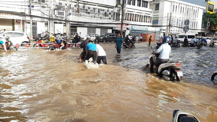 Các chiến sĩ túc trực từ rất sớm để hỗ trợ người dân lưu thông trên đường.