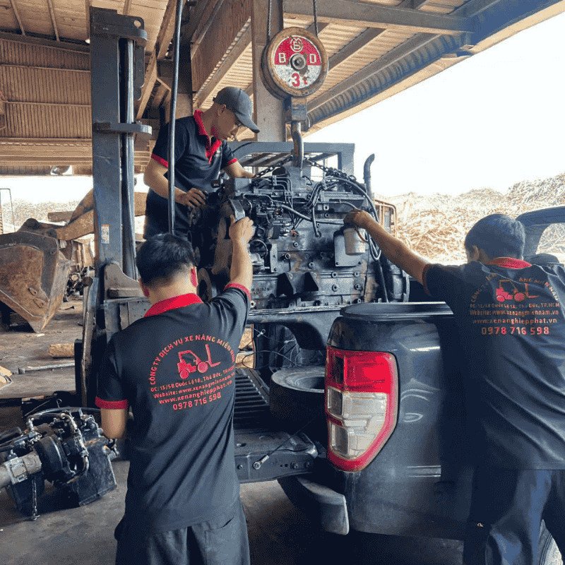 Các kỹ thuật viên đang kiểm tra hệ thống thủy lực của xe nâng