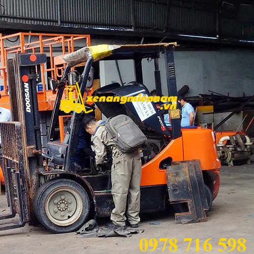 Các loại xe nâng đang làm việc tại kho bãi ở Đồng Nai