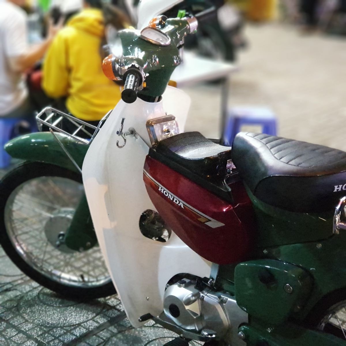 Các mẫu thùng đựng đồ giữa xe máy đa dạng màu sắc cho người dùng lựa chọn