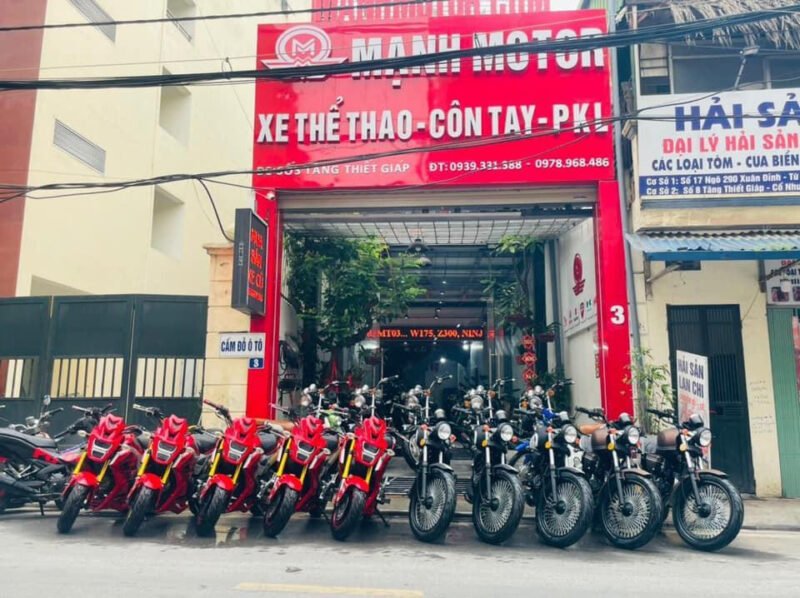 Các mẫu xe côn tay và phân khối lớn nhập khẩu đang được trưng bày