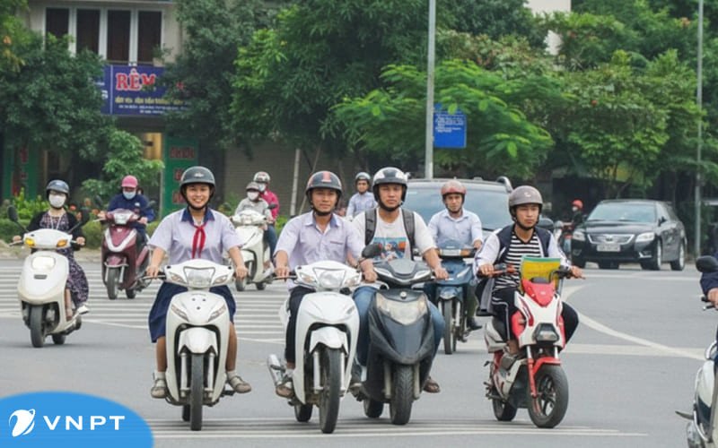 Các mức phạt xe máy điện mới sẽ áp dụng nghiêm khắc hơn với người lái xe chưa đủ tuổi