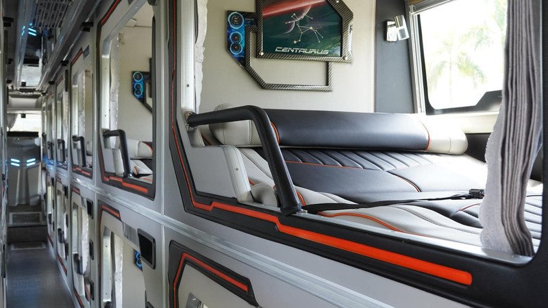 Các tiện nghi trên xe Limousine của nhà xe Liên Hưng, bao gồm Wi-Fi và cổng sạc điện thoại, giúp chuyến đi thoải mái hơn.