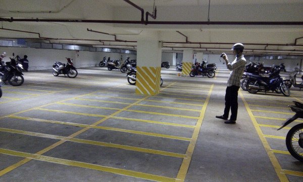 Các vạch kẻ phân chia chỗ đỗ xe máy trong tầng hầm