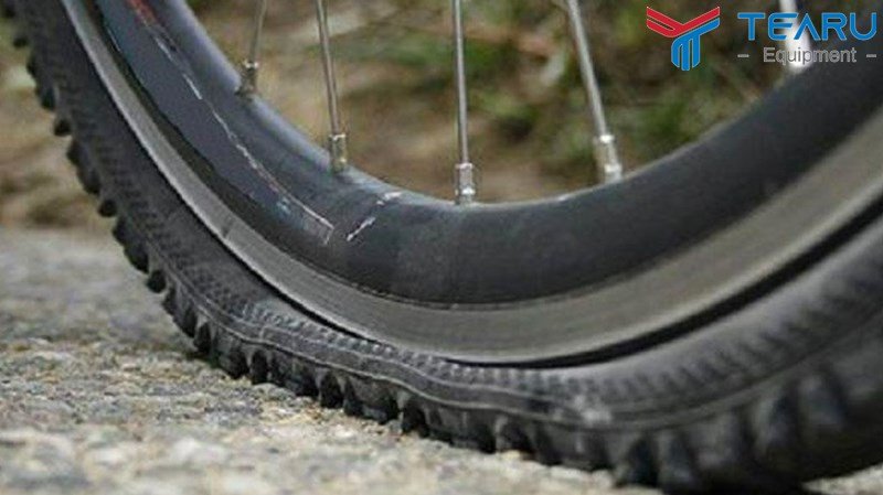 Cách giữ lái an toàn khi xe máy gặp sự cố lốp