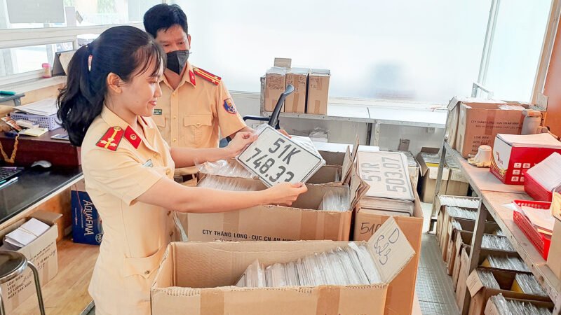 Cán bộ cảnh sát giao thông đang hướng dẫn người dân về thủ tục hành chính