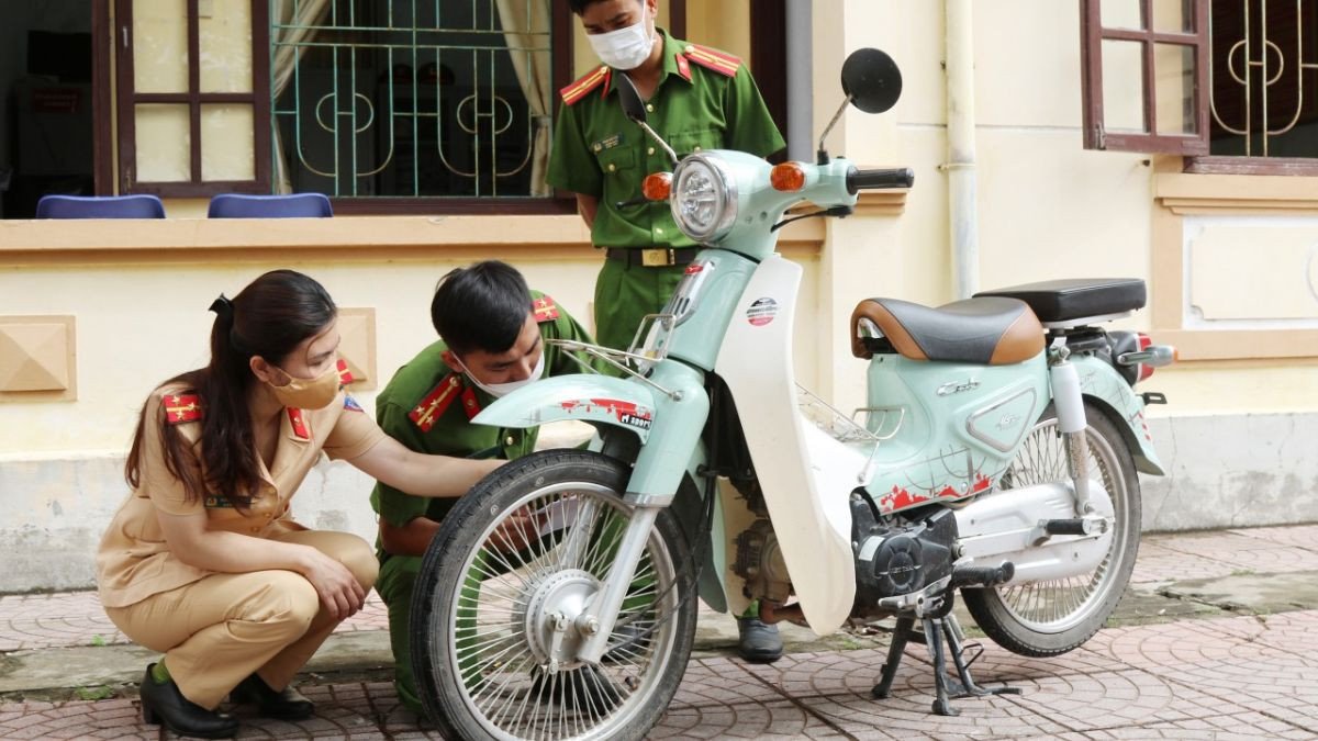 Cán bộ chức năng kiểm tra thông số kỹ thuật của xe máy