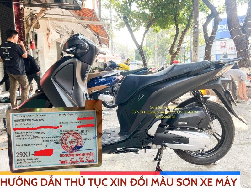 Cán bộ công an kiểm tra tình trạng xe máy