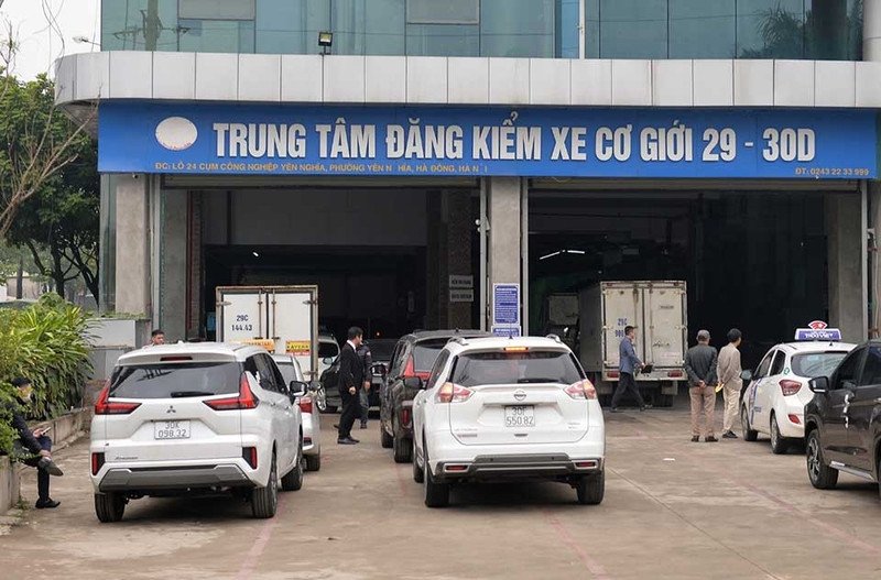 Cán bộ đăng kiểm kiểm tra hệ thống phanh xe ô tô
