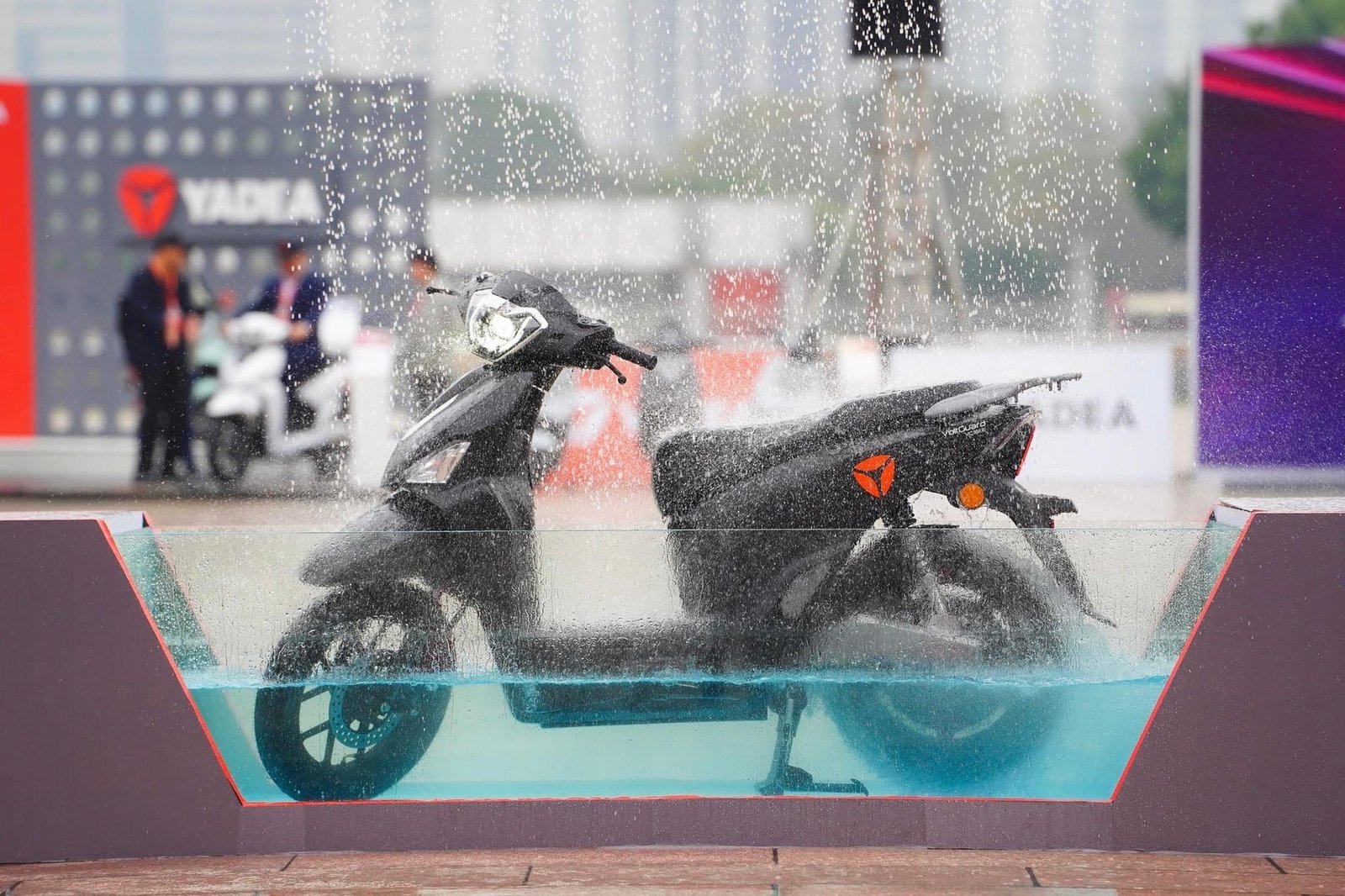 Cận cảnh bánh xe 14 inch và hệ thống phanh đĩa trên xe điện