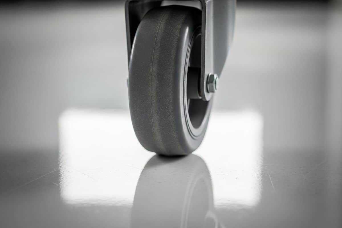 Cận cảnh bánh xe cao su không để lại vết đen khi di chuyển trên sàn epoxy sáng bóng