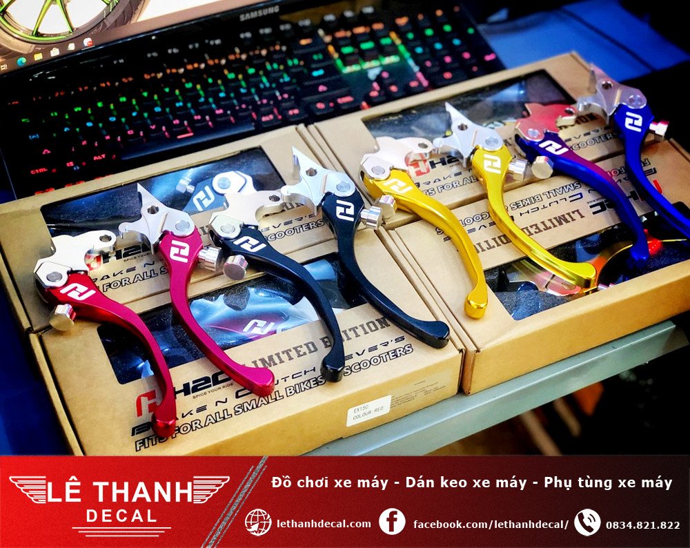 Cận cảnh bộ tay thắng H2C màu đỏ trên ghi đông xe máy