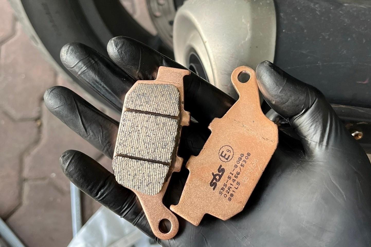 Cận cảnh bố thắng đĩa xe máy với các miếng đệm ma sát