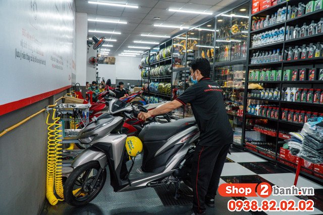 Cận cảnh các loại bình ắc quy xe máy chính hãng được trưng bày