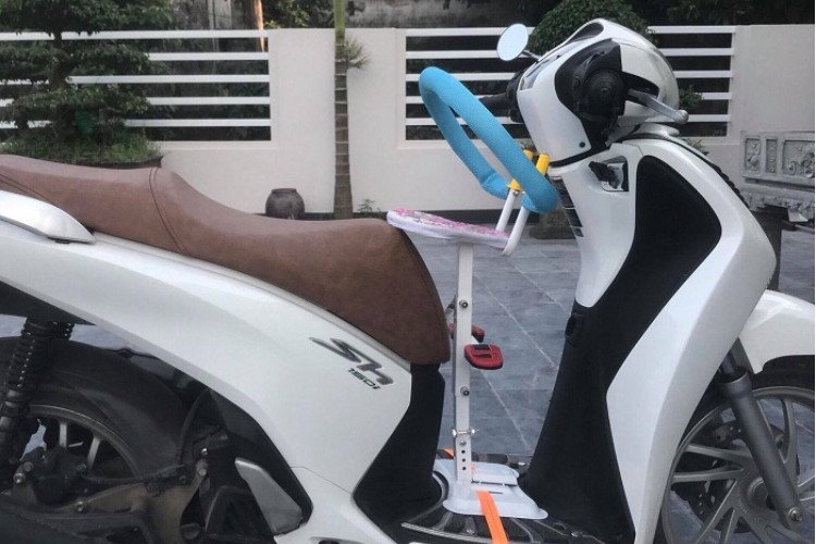 Cận cảnh chi tiết dây đai an toàn trên ghế ngồi trẻ em