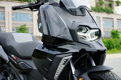 Cận cảnh chi tiết hệ thống đèn và yên xe của dòng xe tay ga BMW