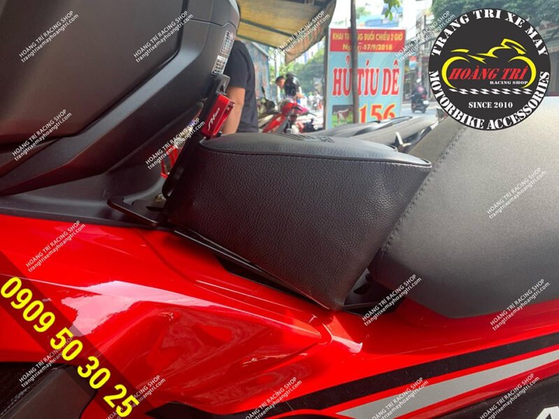 Cận cảnh chi tiết sản phẩm màu đen