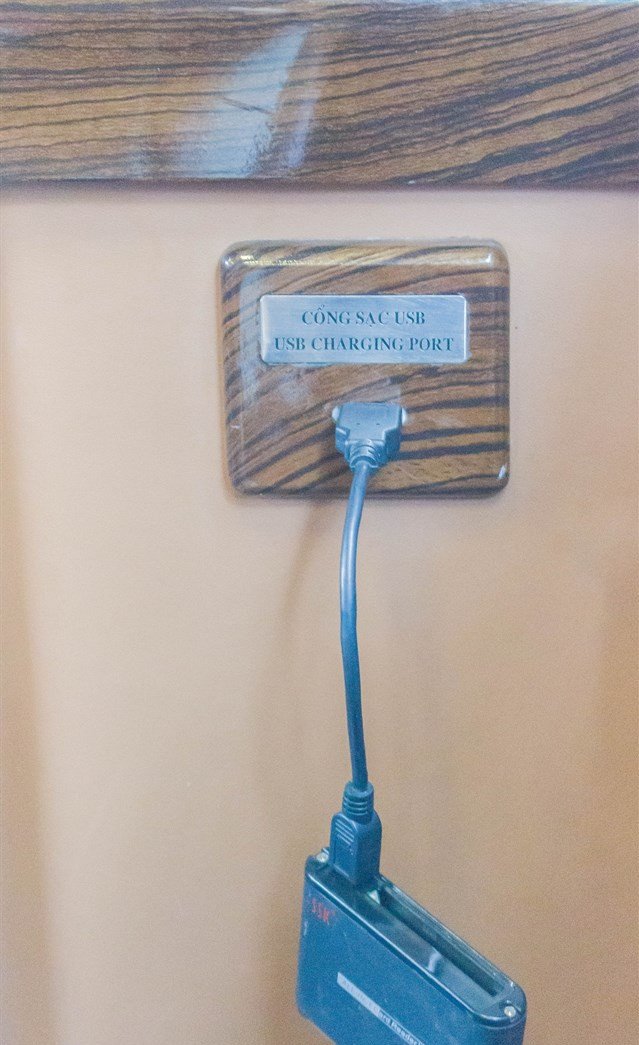 Cận cảnh cổng sạc USB tiện lợi trên xe khách