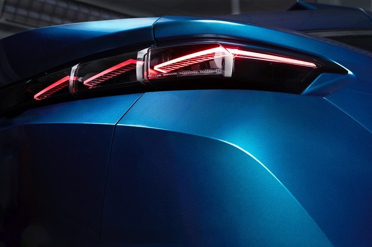 Cận cảnh cụm đèn hậu LED ba vệt chéo đặc trưng