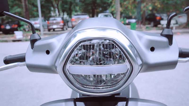 Cận cảnh cụm đèn pha LED của xe máy điện VinFast Klara A1