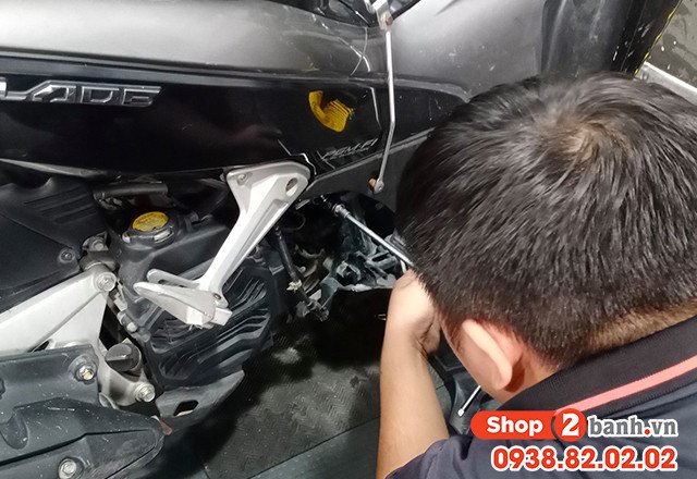 Cận cảnh đầu đánh lửa của bugi, thể hiện rõ cấu tạo và tình trạng đánh lửa.