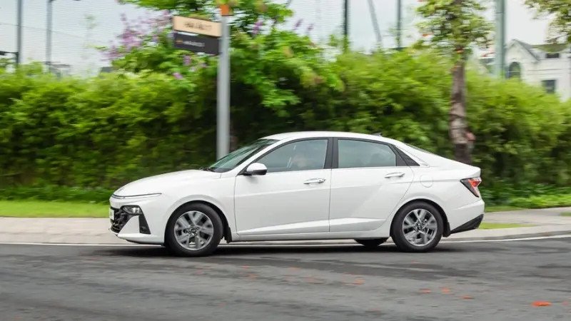 Cận cảnh đèn hậu LED của xe sedan 5 chỗ