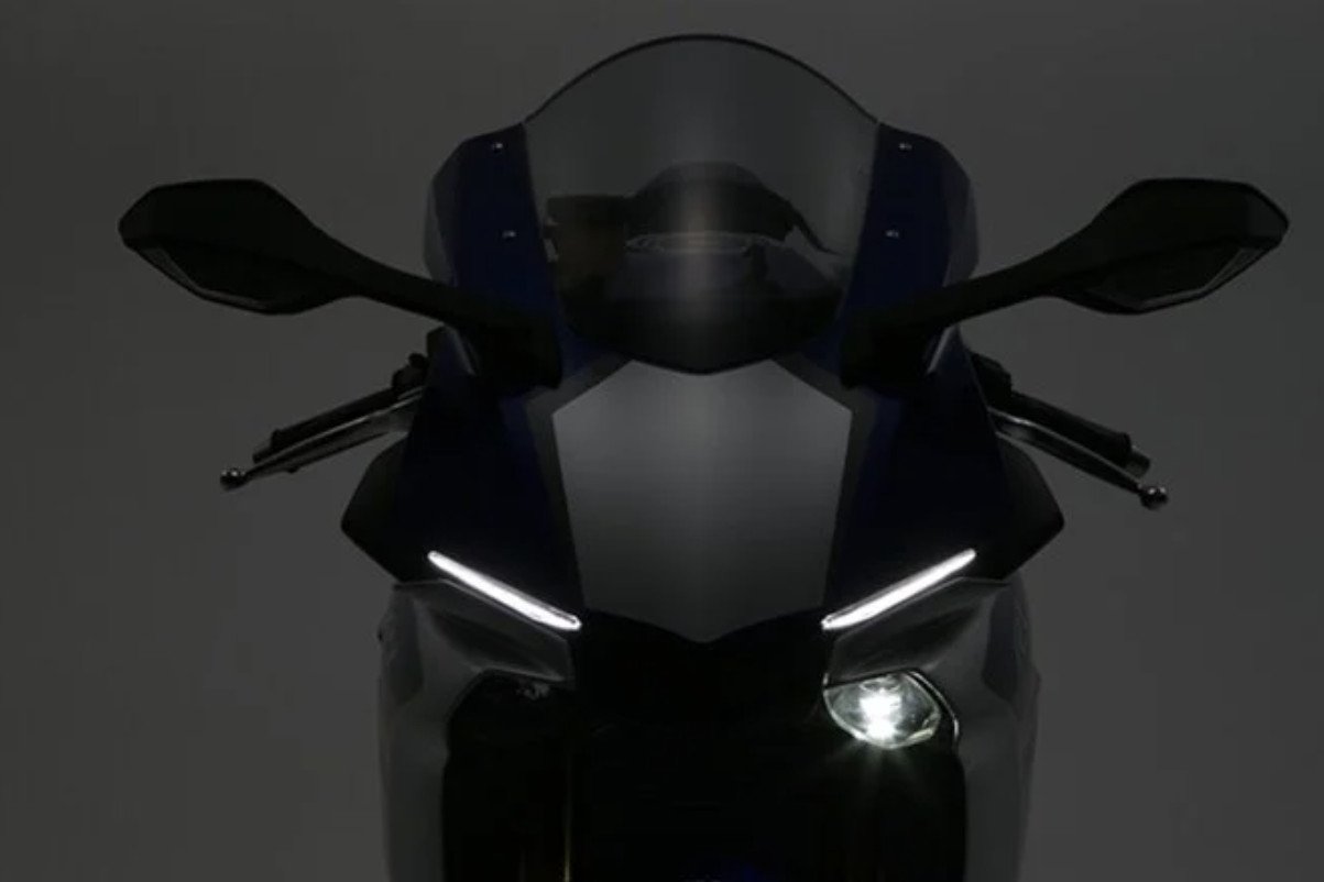 Cận cảnh đèn xi nhan xe máy được thay thế bằng đèn LED màu sắc khác