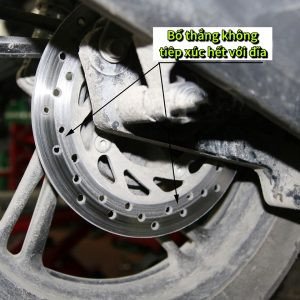 Cận cảnh đĩa phanh và má phanh trên xe máy