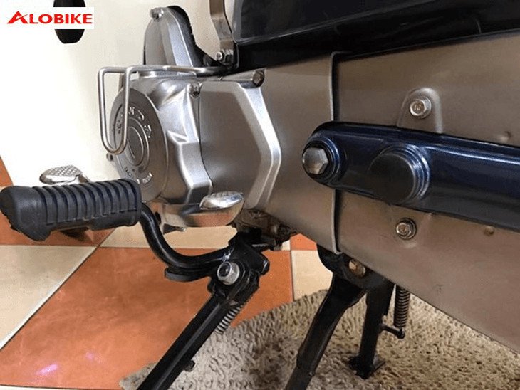 Cận cảnh động cơ mạnh mẽ và bền bỉ của xe máy Cub 82 cổ, minh chứng cho chất lượng Nhật Bản