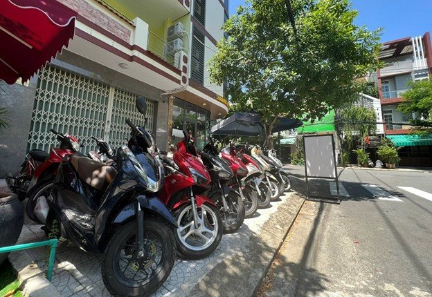 Cận cảnh giấy tờ tùy thân được chuẩn bị để thuê xe máy du lịch