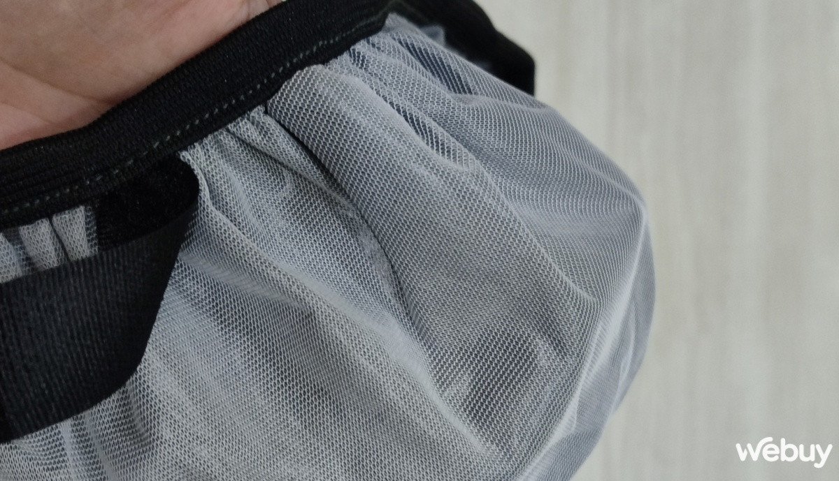 Cận cảnh kết cấu mặt trong của tấm che yên xe máy với lớp lưới gia cố