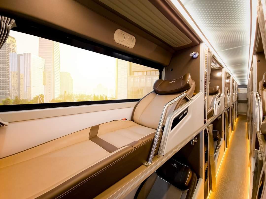 Cận cảnh không gian cá nhân với rèm che và cổng sạc USB trên giường nằm