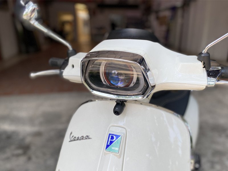 Cận cảnh một chiếc camera hành trình nhỏ gọn được lắp đặt trên xe máy