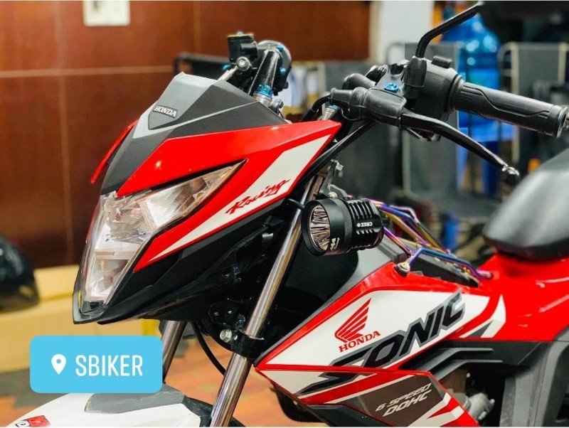 Cận cảnh một chiếc đèn trợ sáng gắn thêm trên xe máy