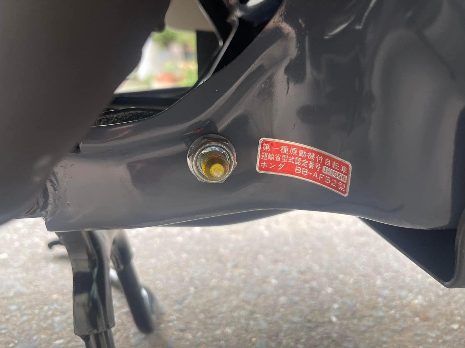 Cận cảnh một chiếc Honda Julio 50cc màu đỏ, minh chứng cho sự đa dạng màu sắc của dòng xe này