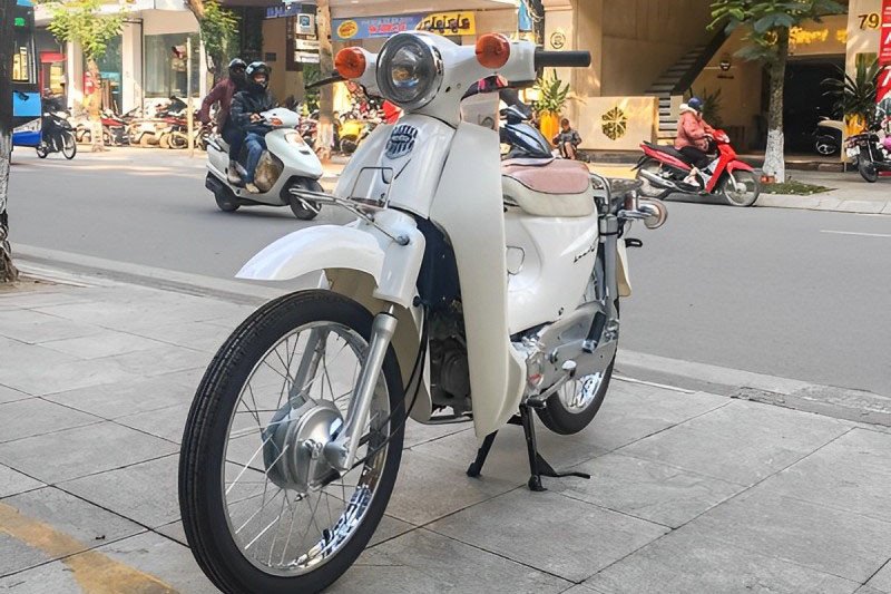 Cận cảnh một chiếc xe cub 50cc với thiết kế hiện đại, phù hợp với phong cách của các bạn nam sinh
