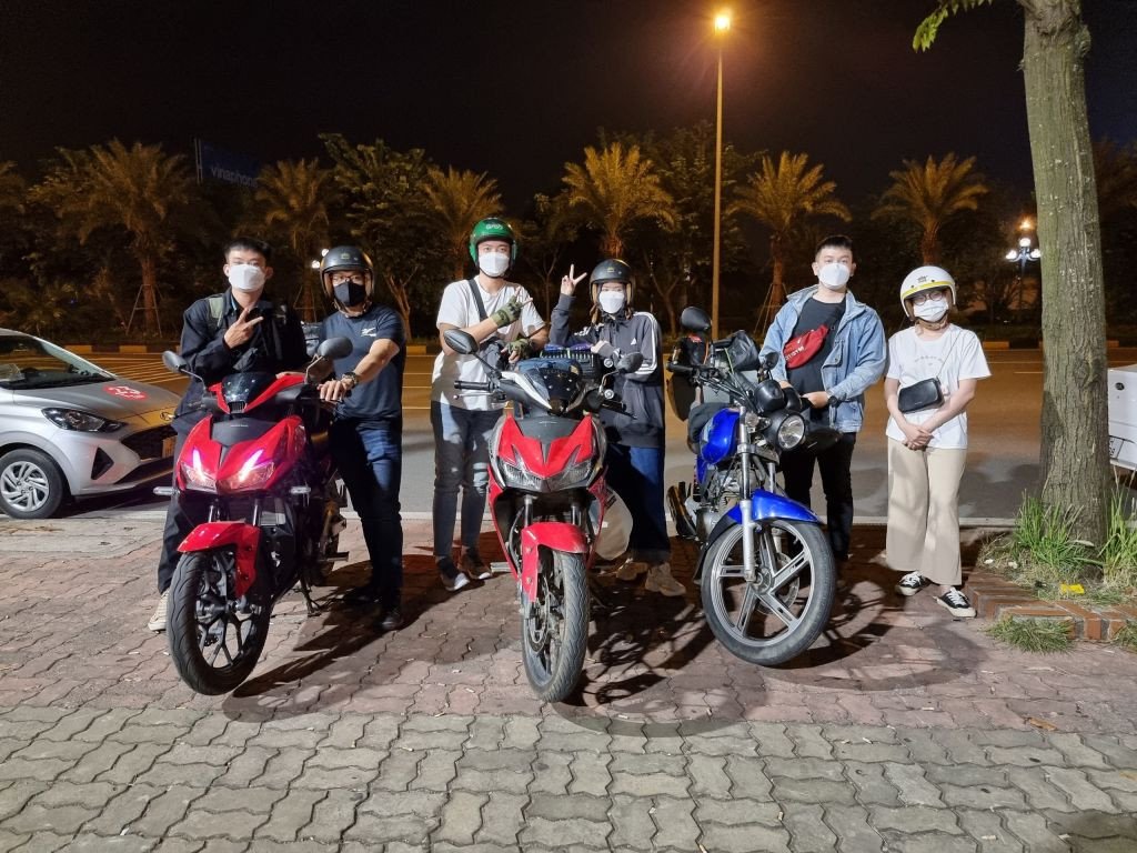 Cận cảnh một chiếc xe máy đời mới sẵn sàng lăn bánh trên đường phố