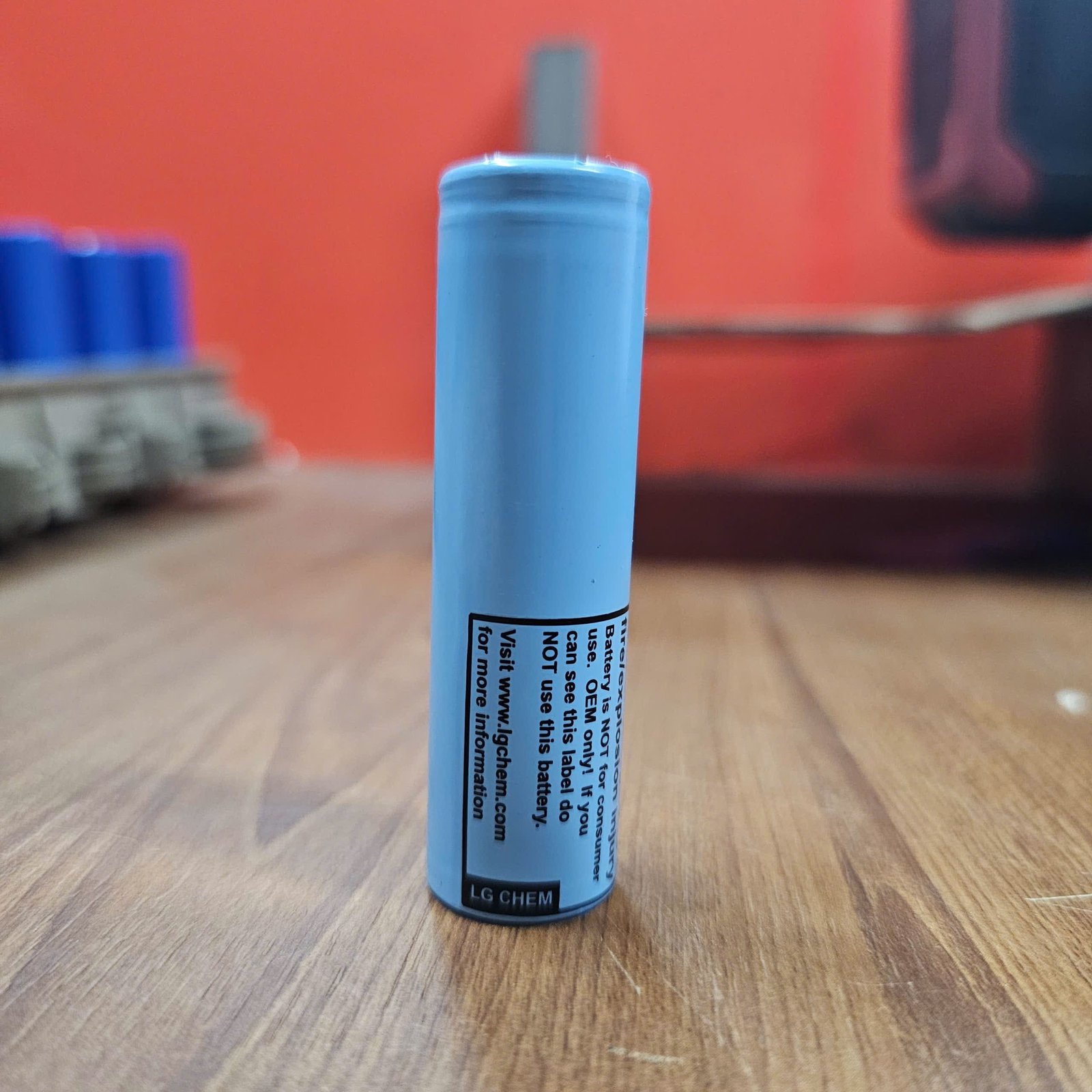 Cận cảnh một khối pin xe máy điện đang được kiểm tra