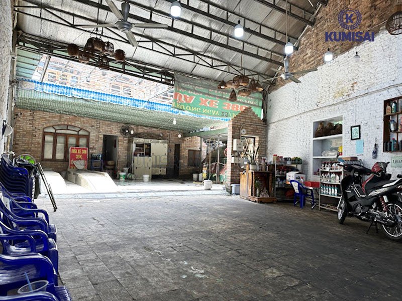 Cận cảnh một khu vực rửa xe chuyên nghiệp với nhiều dụng cụ được sắp xếp ngăn nắp