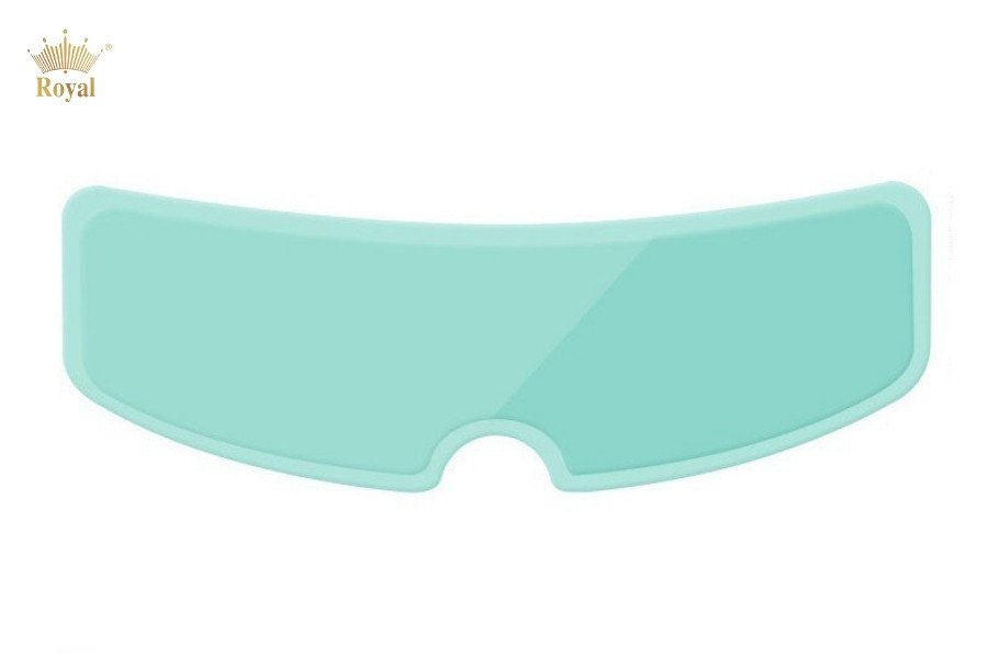 Cận cảnh một tấm dán Pinlock đang phát huy tác dụng chống sương mù trên kính mũ bảo hiểm