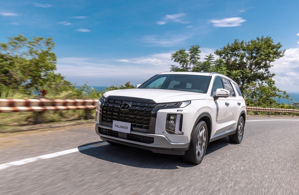 Cận cảnh phần đầu xe Hyundai Palisade 2025 với lưới tản nhiệt lớn