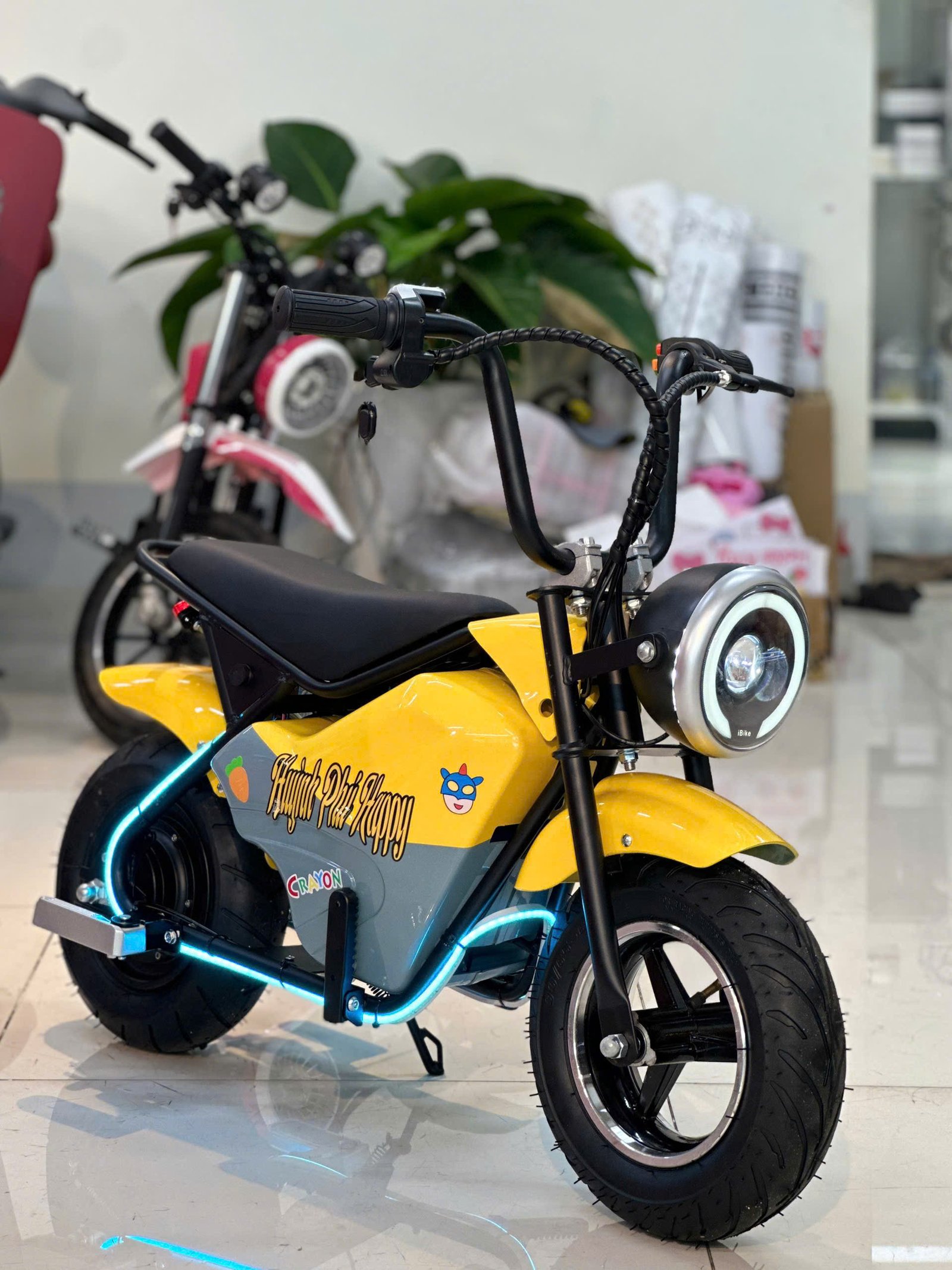 Cận cảnh tay ga và bảng điều khiển đơn giản của xe điện trẻ em