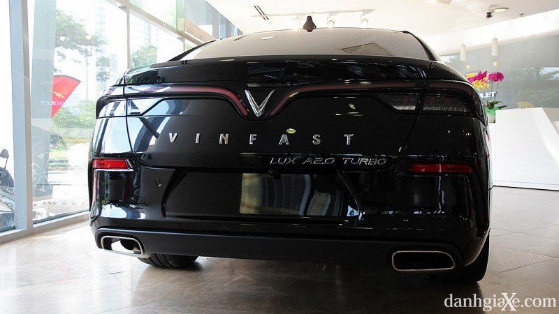 Cận cảnh thiết kế đèn hậu LED đặc trưng của Lux A2.0