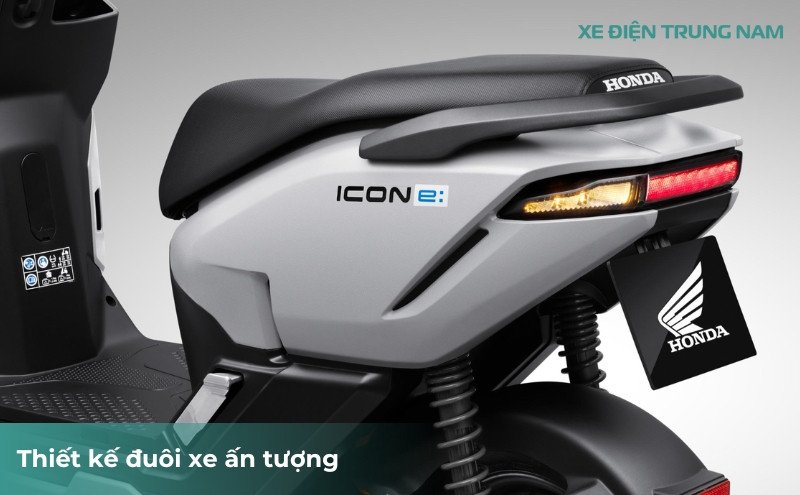 Cận cảnh thiết kế đèn hậu và logo ICON e trên xe điện Honda