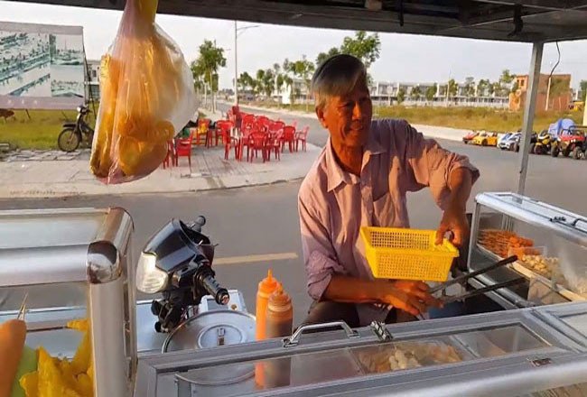 Cận cảnh tủ bán hàng gắn xe máy đang được sử dụng