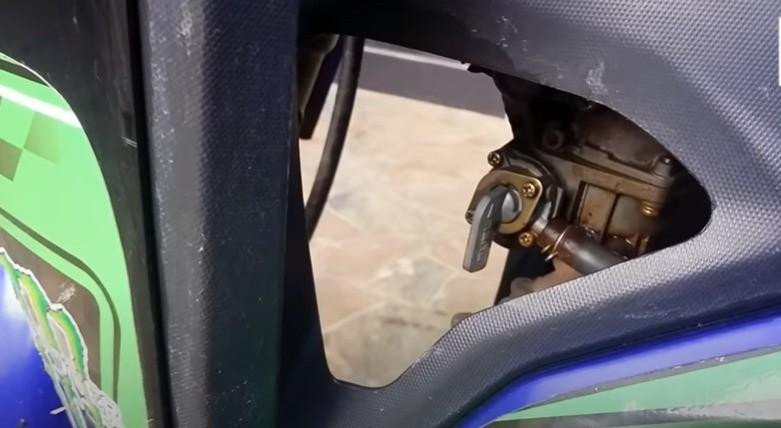 Cần gạt điều khiển lưu lượng xăng trên xe số